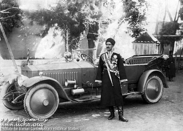 رضاخان میرپنج در کنار رولزرویس مصادره شده نصرت‌السلطنه عکسی به یادگار گرفته است. اتومبیلی که بعدها عنفاً به رضاخان تعلق گرفت 