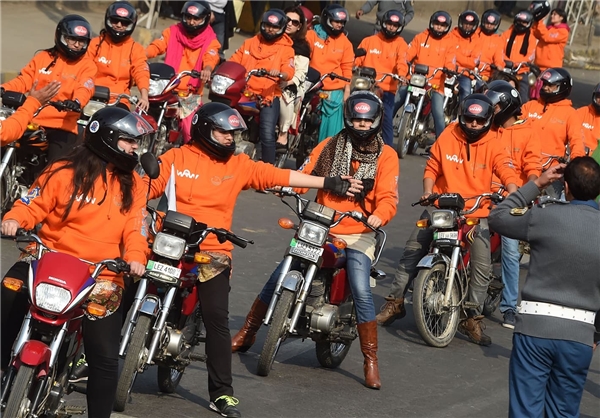 موتورسواری زنان در پاکستان +تصاویر