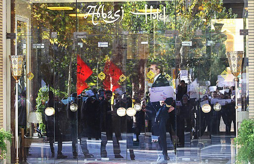 (تصاویر) استقبال دلواپسان اصفهان از 