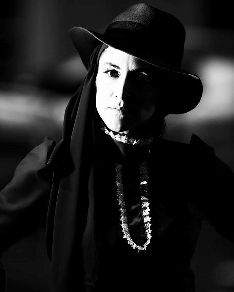 ویشکا آسایش در نمایش مى سى سى پى نشسته ميميرد 3