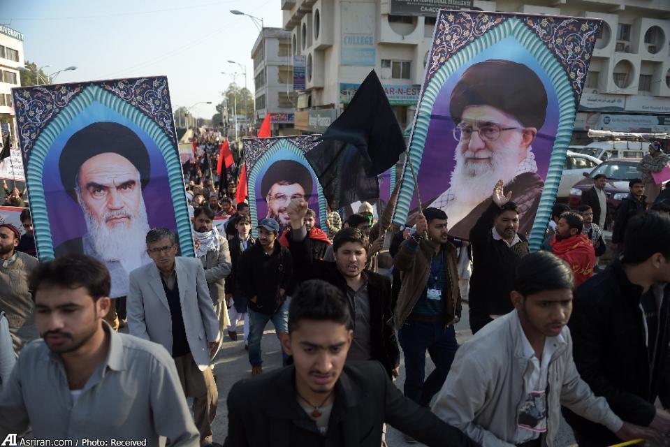 پوستر امام، رهبری و نصرالله در دست شیعیان پاکستانی/عکس