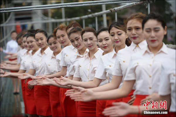 (تصویر) آموزش دختران مهماندار روی پل شیشه ای