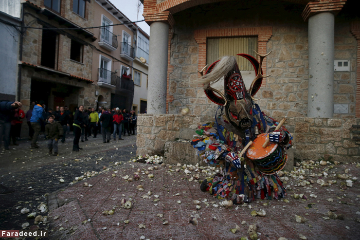 تصاویر/ حمله به شیطان با شلغم