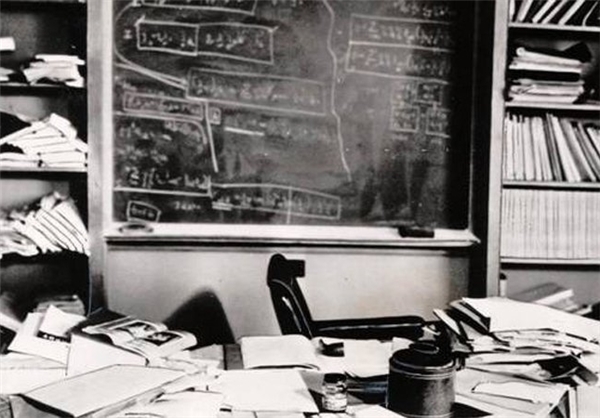 دفتر انیشتین چند ساعت پس از مرگ وی/عکس