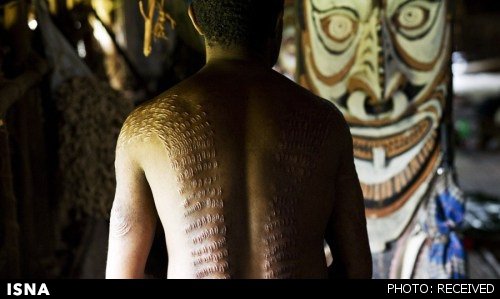 این مردان با زخم بر پوست خود نقش می‌اندازند