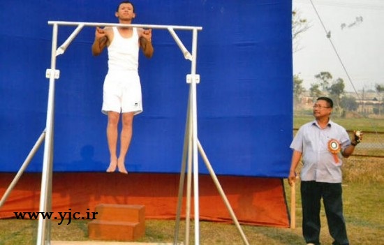 مردی با قوی‌ترین انگشت کوچک دنیا +عکس