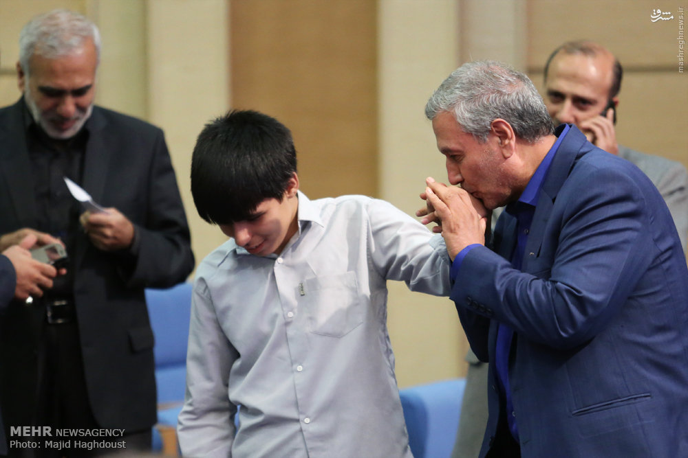 دست بوسی خاص آقای وزیر/عکس