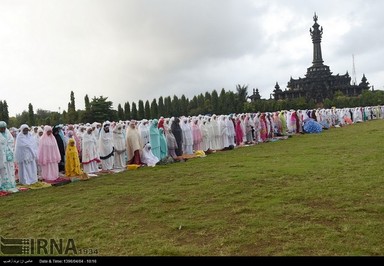 تصویر اقامه نماز عید فطر در کشور اندونزی را نشان می دهد