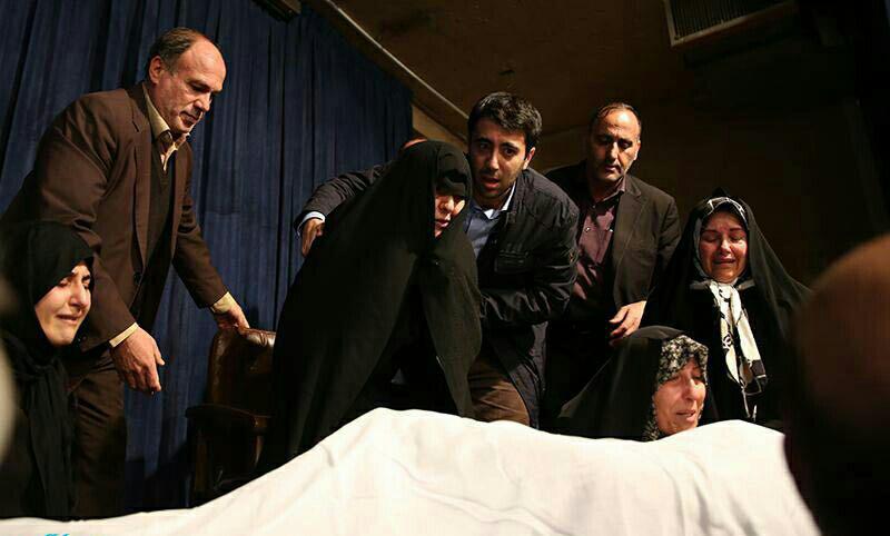 عفت مرعشى بر پيكر همسرش مرحوم آیت‌الله هاشمی رفسنجانی در حسينيه جماران/عکس