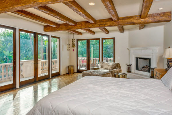 اتاق خواب دیگر این خانه بالکن داشته و نرده های آن نیز چوبی هستند.