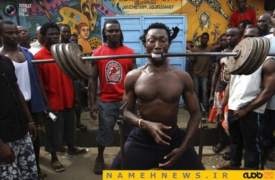 وزنه برداری با دهان البته به کمک یک میله و چند قالپاق سنگین