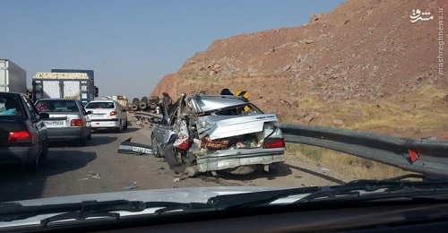 تصادف تریلی حامل بار شیشه با پژو/ عکس