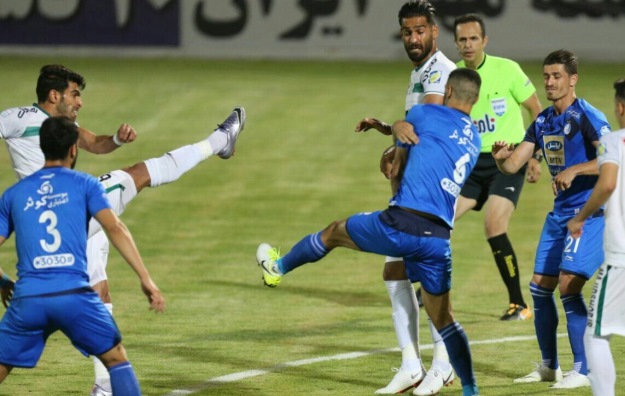 تساوی استقلال و ذوب آهن در جنگ فولادشهر/ شکست سنگین صدرنشین در شب برتری پارس و پدیده