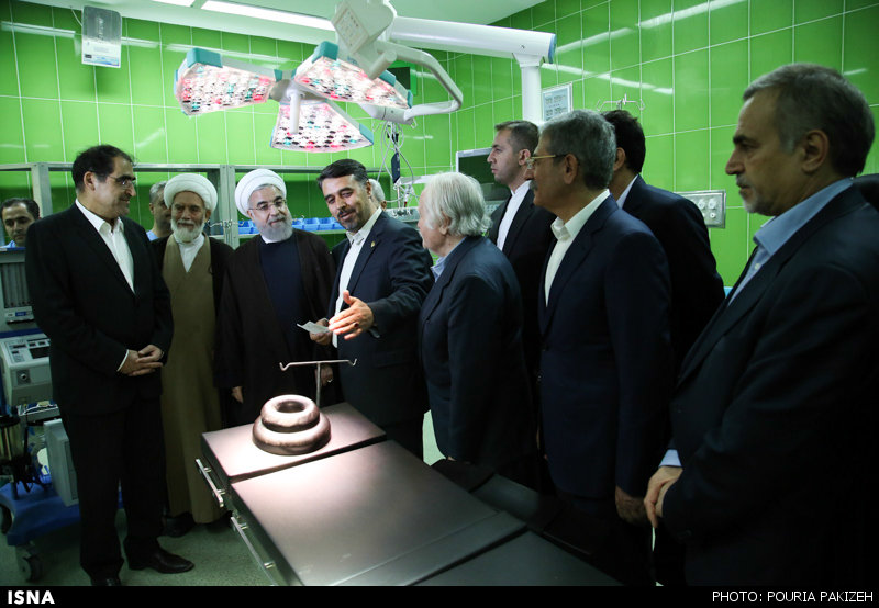 روحانی در اتاق عمل/عکس