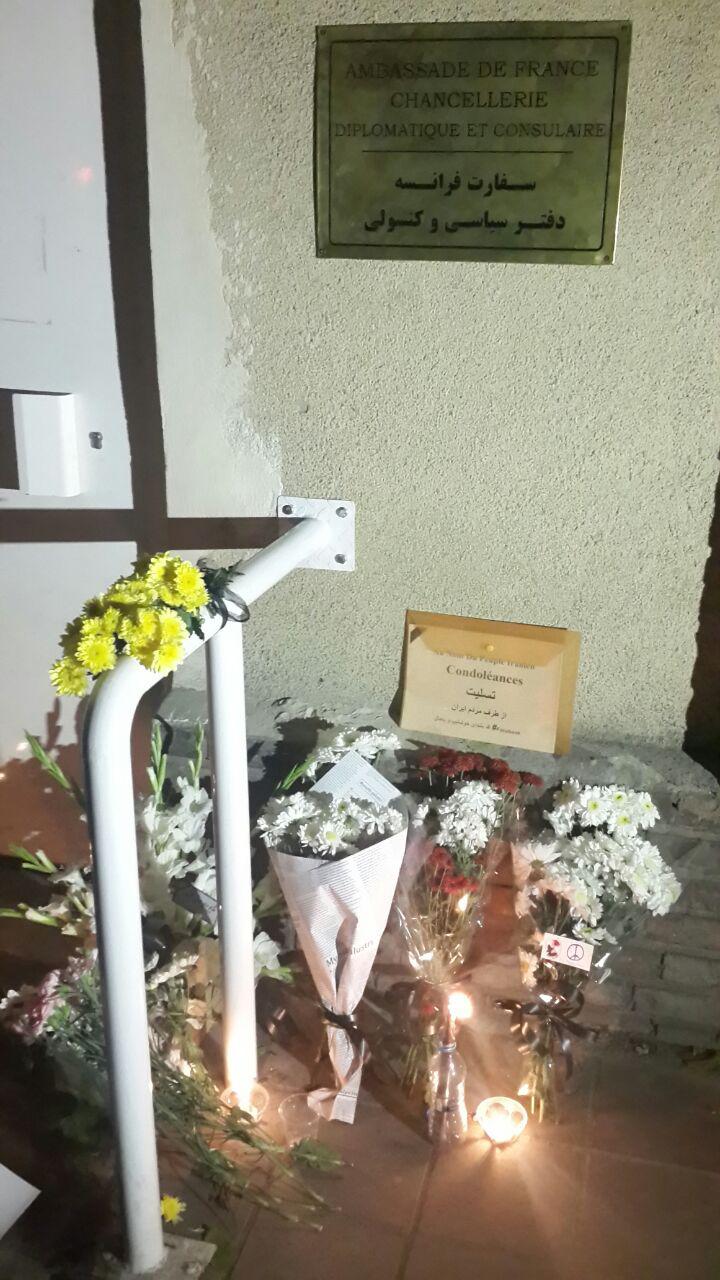 تجمع همدردی ایرانی ها مقابل سفارت فرانسه (عکس )