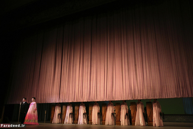 اجرای گروه تئاتر برای مقامات در سالن تئاتر 