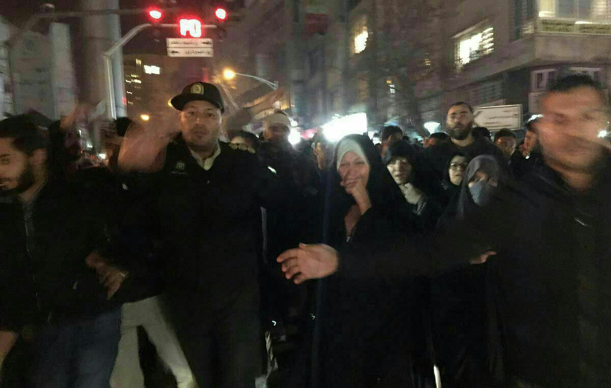 فائزه و فاطمه هاشمى با چشمانی اشکبار در حال رفتن به جماران/عکس