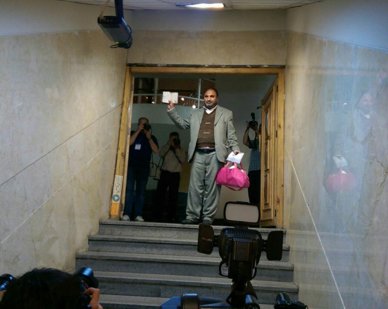 کیف صورتی یک ثبت نام کننده انتخابات/عکس