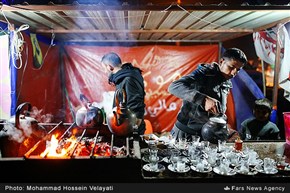 پذیرایی از زائران حسینی در مسیر پیاده روی نجف تا کربلا