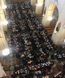 این کشیش شب‌ها کلیسا را به جایی تبدیل می‌کند که فقرا و پناهندگان می‌توانند رایگان غذا بخورند