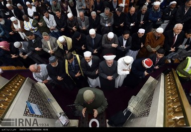 تصویر اقامه نماز عید فطر در کشور استرالیا را نشان می دهد.
