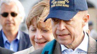 آیا کسی همسر مرکل را می‌شناسد؟ یا صدای او را شنیده است؟ در تمام سال‌های زمامداری مرکل نشان و خبر زیادی از همسر او، یوآخیم زاور، منتشر نشده است. همسر مرکل پروفسور شیمی نظری و عملی در دانشگاه هومبولدت برلین است و از ازدواج این دو ۱۷ سال می‌گذرد. اما تمایل او به ماندن در حاشیه است. نقشی که الزاما در درون خانه به آن پایبند نیست.