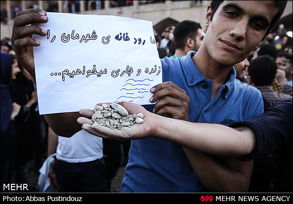 روایتی تصویری از زاینده رود خشک شده و خشم لبریز شده اصفهانی‌ها