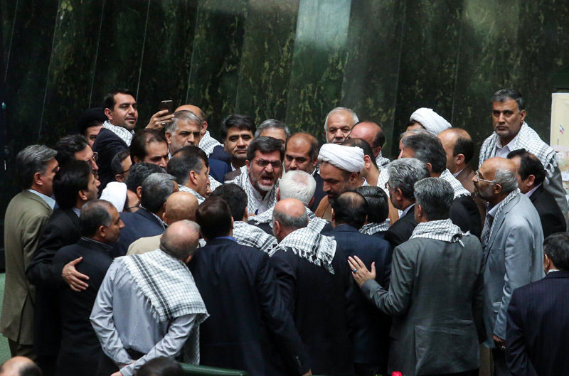 عکس گرفتن یک نماینده از دعوای کوچک زاده و ظریف/ عکس