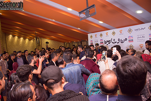 اشتیاق فراوان مردم برای عکس گرفتن با سحر قریشی