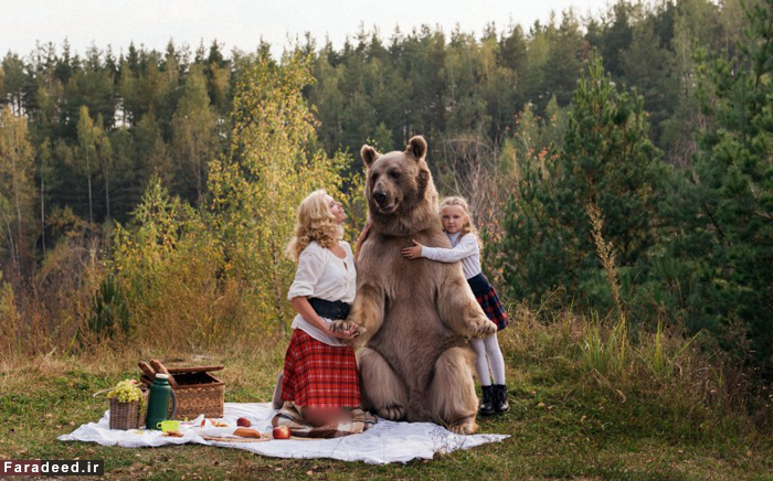 تصاویر/ پیک‌نیک‌ مادر، دختر و خرس غول‌پیکر