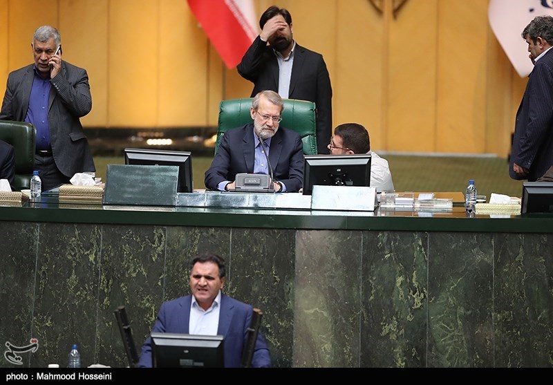 ربیعی وزیر می ماند؟/حملات شدید به وزیر کابینه روحانی در صحن علنی مجلس/مقصودی: اگر پیام تحصن را می شنیدید ، اغتشاش نمی شد/ عثمانی : نام باج خواهان را بگویید/نماینده مخالف ربیعی:کاش مردانه پای دفاعت از میرحسین می‎ماندی و نمی‎گفتی عامل نفوذی بودی /سلامی :بلیت سقوط شما را صادر می کنیم + فیلم
