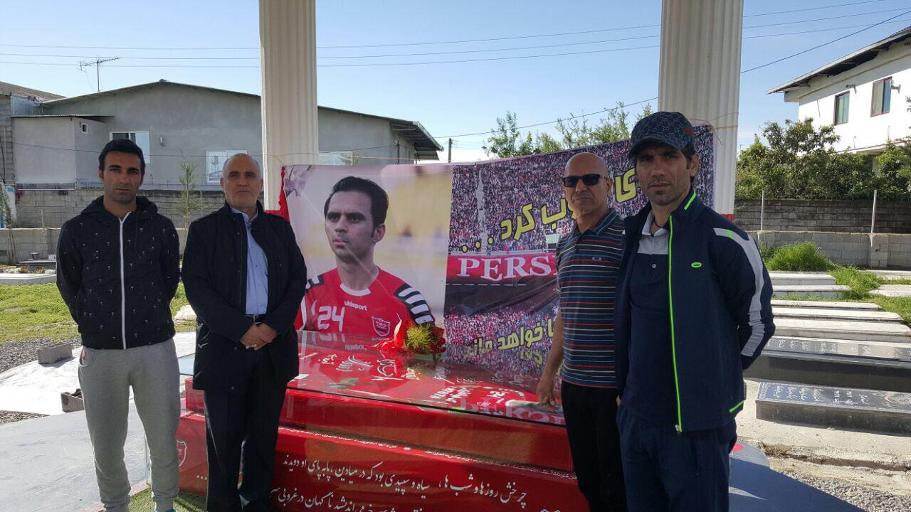 بازیکنان پیکان بر مزار هادی نوروزی/ عکس