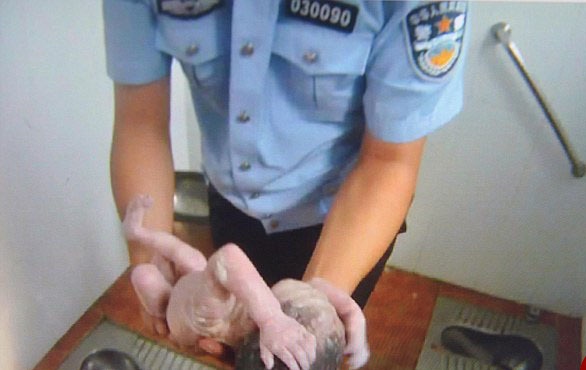 تولد نوزادی داخل توالت /عکس