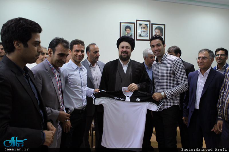 نکونام پیراهن خورد را به سیدحسن خمینی اهدا کرد/عکس