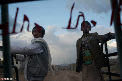 دو کودک یمنی سوار بر وانت در حومه صنعا؛ با شروع حملات سعودی کمبود سوخت باعث شد بسیاری از مواقع مردم برای انتقال مجروحان به بیمارستان دچار مشکل شوند. 29 می 