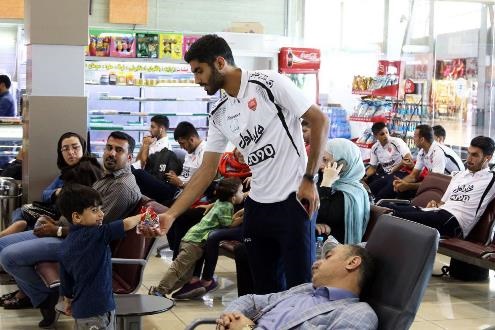حرکت ارزشمند بازیکن پرسپولیس در فرودگاه/عکس