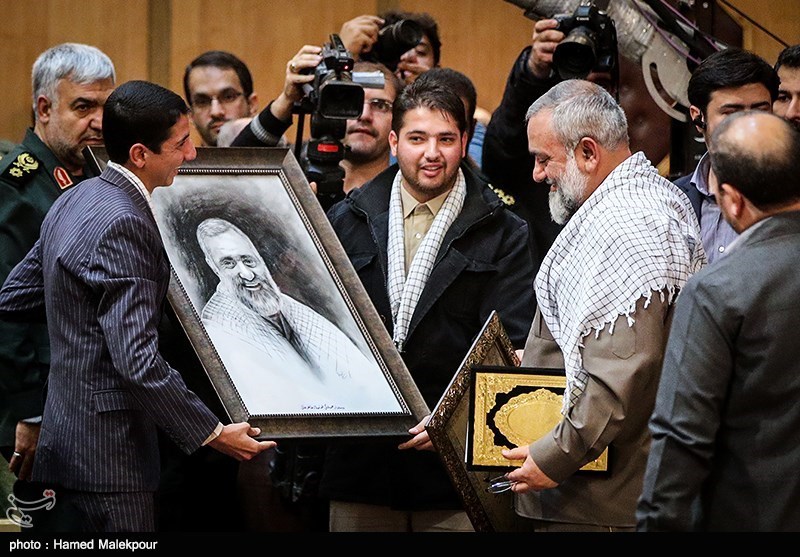 هدیه بسیجیان به سردار نقدی/عکس