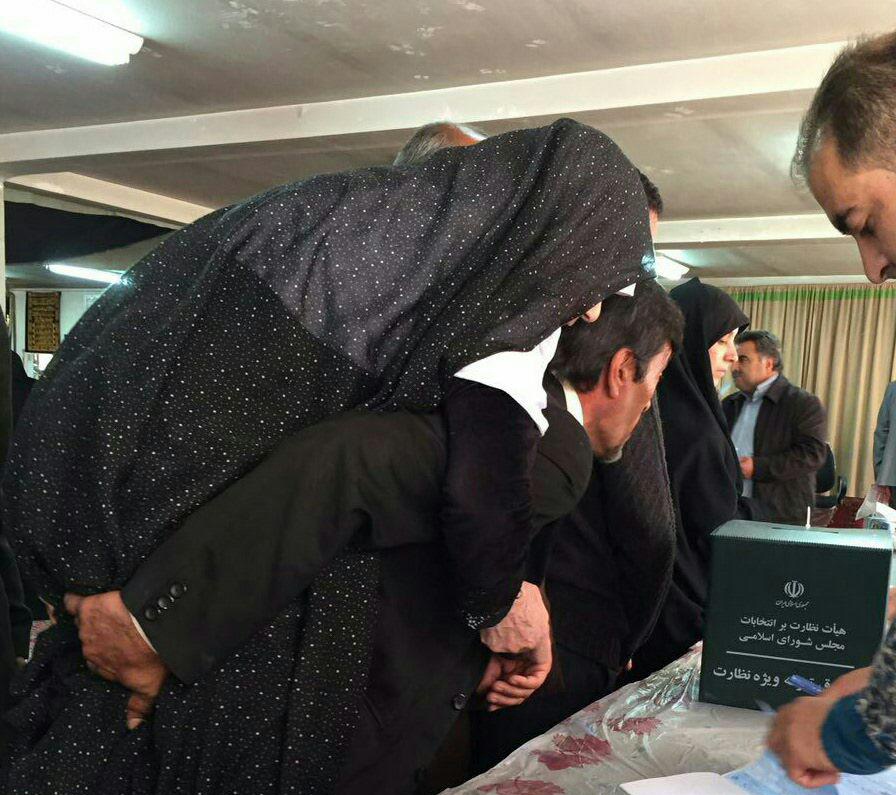 رای دادن مادر روی دوش پسر/ عکس