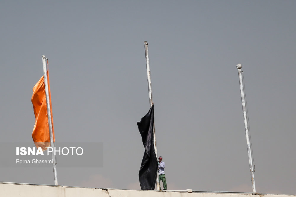 سیاه پوش کردن پرچم های ورزشگاه آزادی/عکس