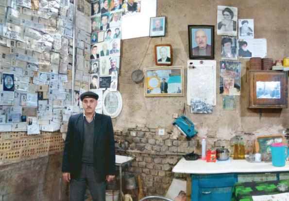 مردی که عاشق اعلامیه‌های ترحیم است +عکس