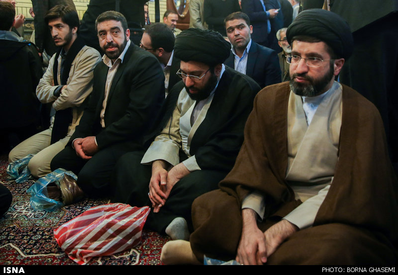 پسران مقام معظم رهبری در یک مراسم ختم/عکس