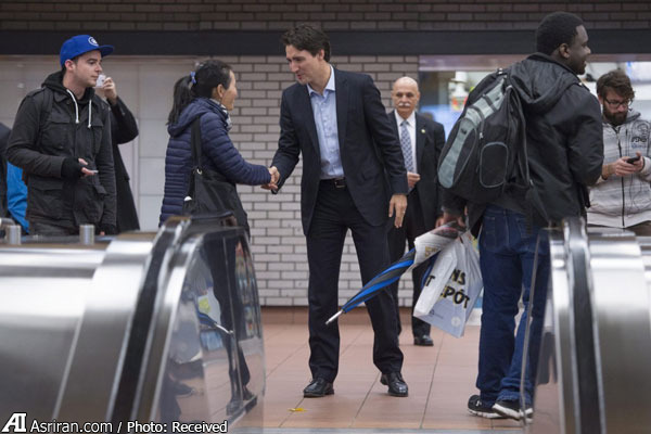 نخستین روز نخست وزیر منتخب کانادا پس از پیروزی: از گفت و گوی تلفنی با اوباما تا سلفی گرفتن با مردم در مترو (+عکس)