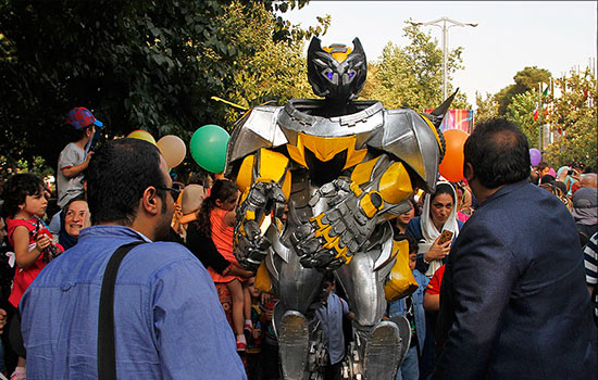 پیاده روی آدم فضایی ها در خیابان های تهران!/عکس