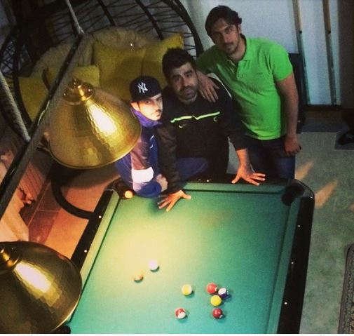 مهدی رحمتی و بازیگر طنز سینما در کنار میز بیلیارد/ عکس