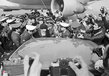 لحظه سوار شدن امام خمینی به ماشین پس از پیاده شدن از هواپیما 