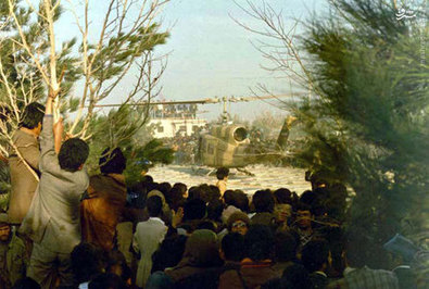  نشستن بالگرد حامل امام خمینی در بهشت زهرای تهران