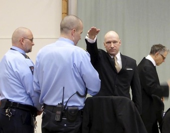 آندرس بریویک، تروریست نروژی در حال ادای سلام نازی‌ها در دادگاه محاکمه‌اش