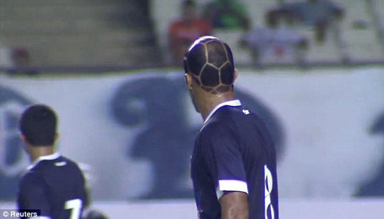 عکس: مدل موی عجیب بازیکن فوتبال