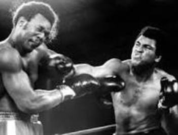 محمدعلی بوکسور افسانه‌ای آمریکا و چهره سرشناس جنبش مدنی سیاه‌پوستان آمریکا که سالها از بیماری پارکینسون رنج می برد، روز 14خرداد ماه در سن ۷۴ سالگی بر اثر اختلالات تنفسی درگذشت. محمد علی دارنده عنوان قهرمانی سنگین وزن جهان و از مشهورترین شخصیت ‌های ورزشی جهان به شمار می‌رفت