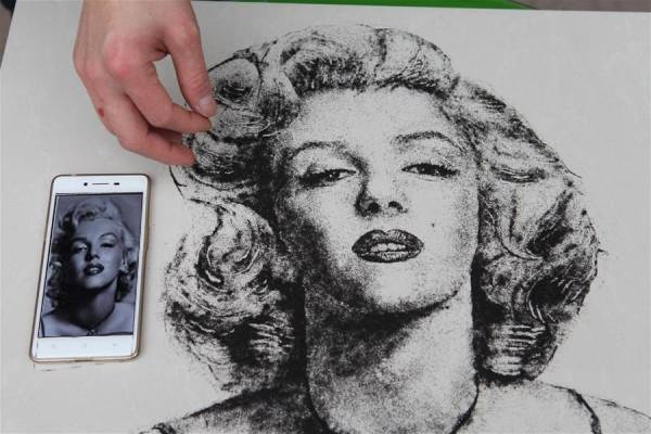 آرایشگری که با مو نقاشی می‌کند/عکس